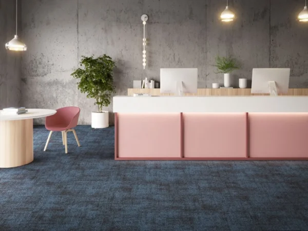 Wnętrze recepcji z granatowym dywanem