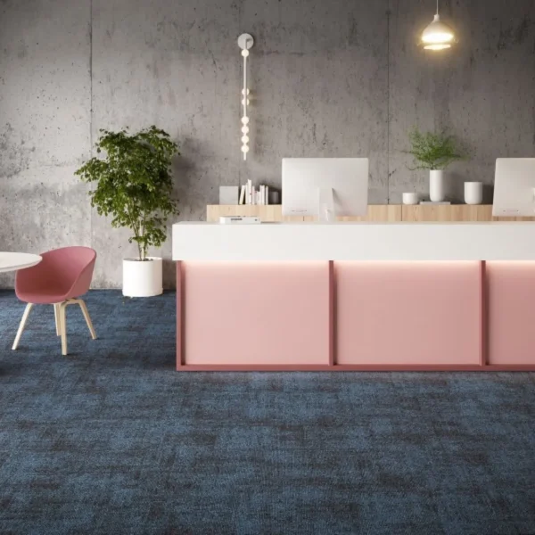 Wnętrze recepcji z granatowym dywanem