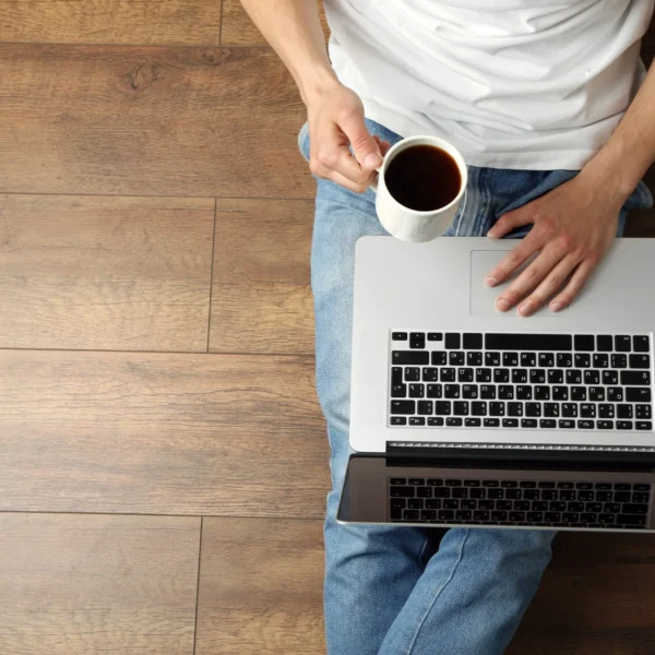 Mężczyzna siedzący na wykładzinie LVT