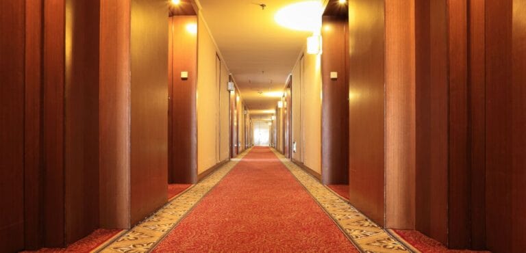Wykładzina hotelowa – cechy, które musisz znać przed zakupem